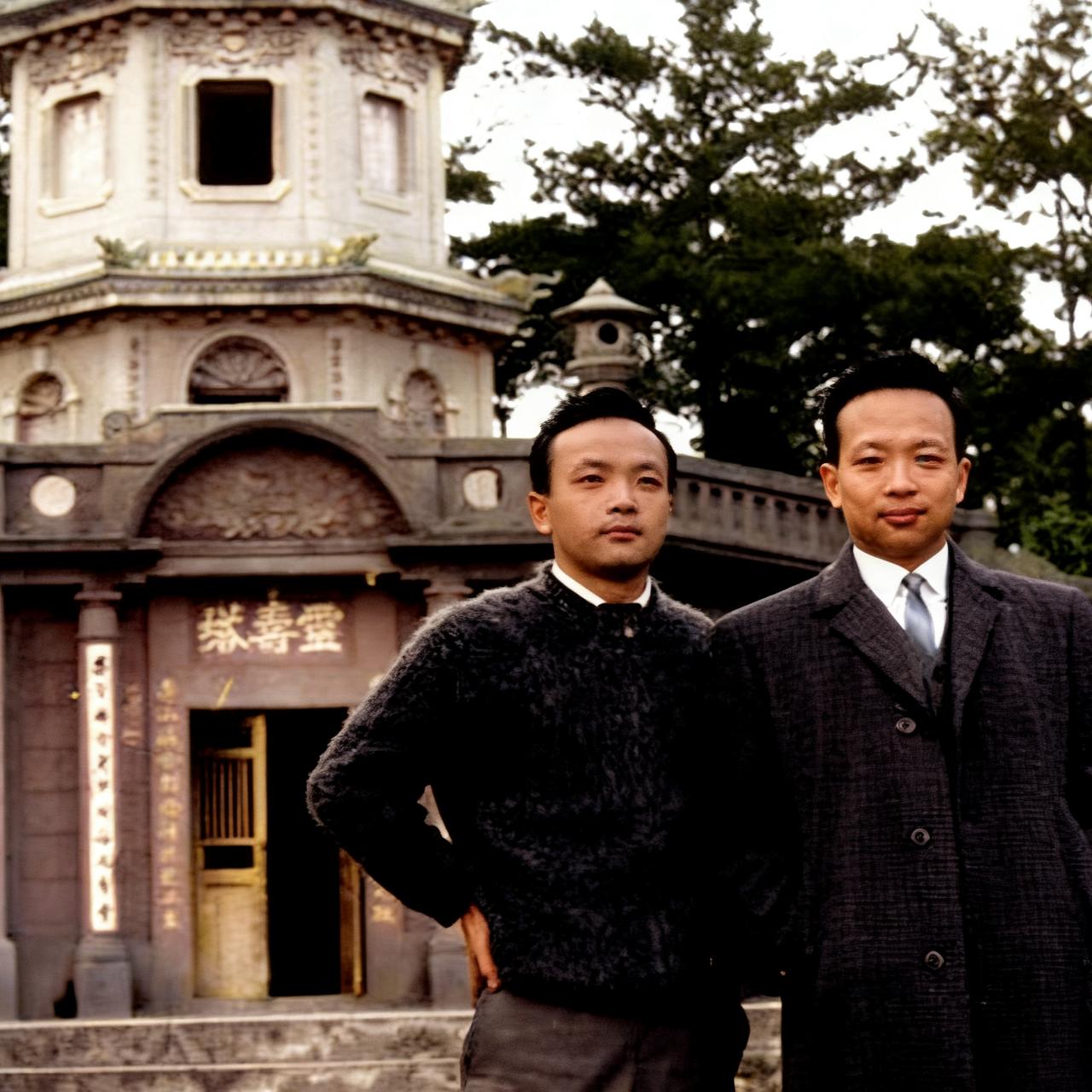 1966年，蒋孝严、蒋孝慈兄弟，在服完兵役后，来到新竹安置外婆骨灰的灵骨塔前，一