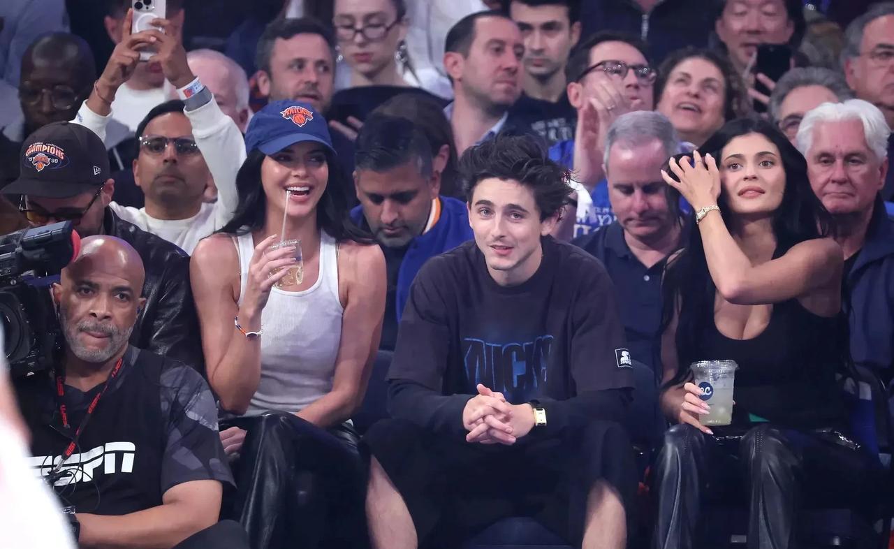“甜茶”提莫西·查拉梅与女友凯莉·詹娜、肯达尔·詹娜一同亮相NBA尼克斯对阵凯尔
