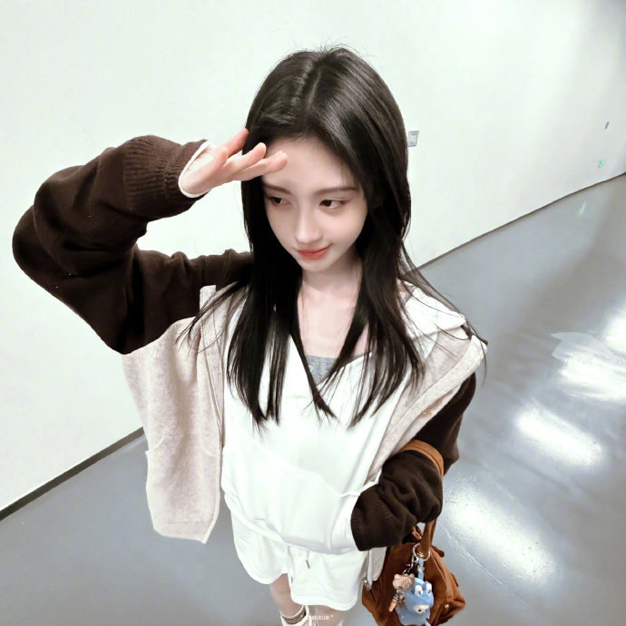 鞠婧祎春尾来信春尾的浪漫大概就是收到鞠婧祎春尾来信吧！她把春天的故事藏在字里，