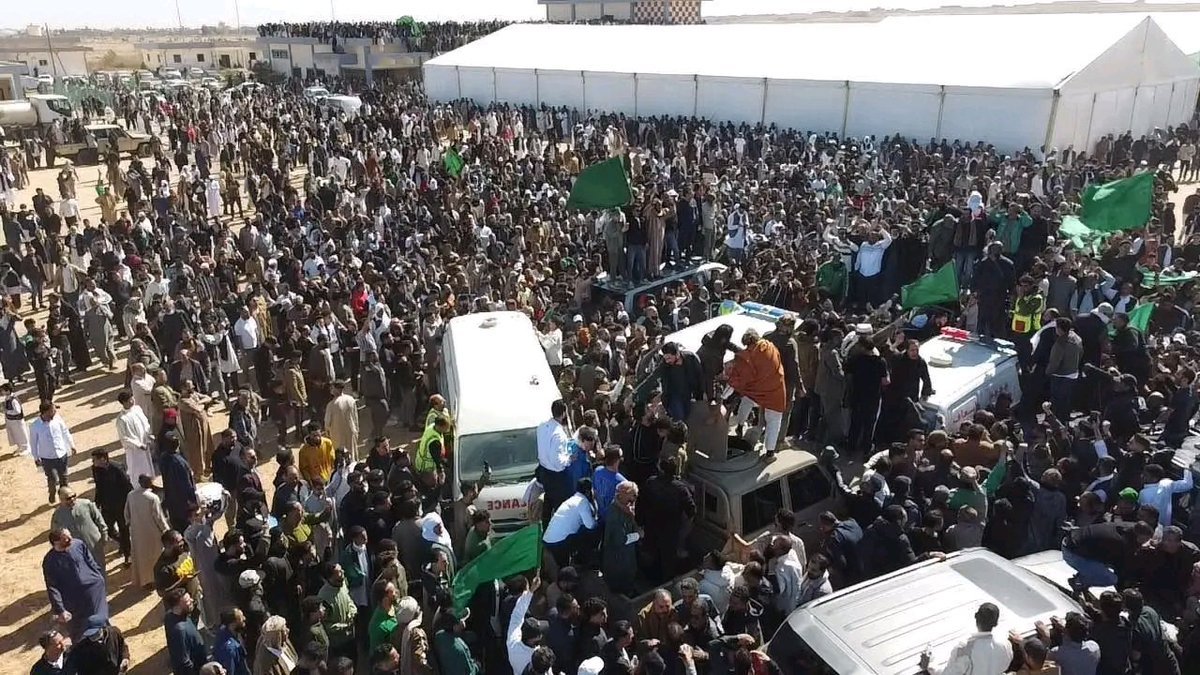 🟩在赛义夫·卡扎菲的送葬队伍中，聚集了来自利比亚各地的民众利比亚，拜尼沃利德