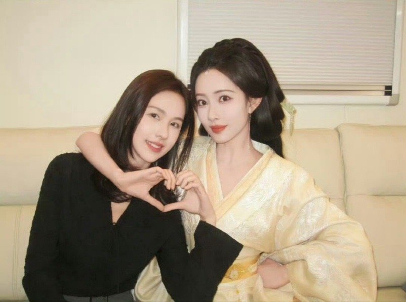 陈都灵探班孟子义合照救命！这是什么次元壁破裂现场！陈都灵孟子义片场穿戏服合影，