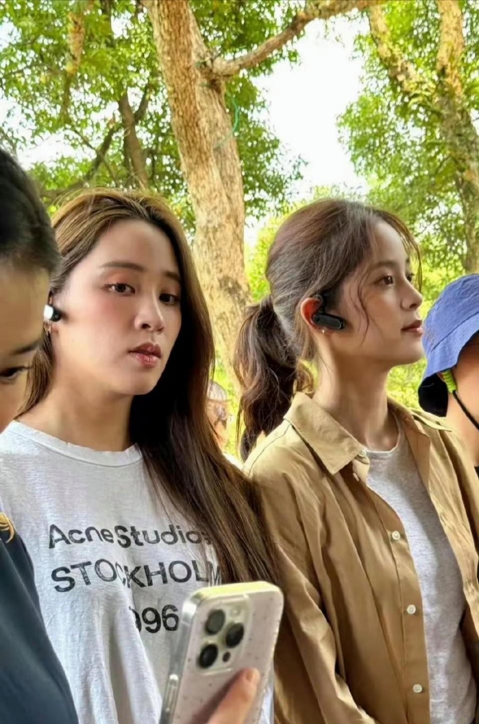 这张同框照一出，网友瞬间懂了欧阳家三姐妹的发展差距。娜娜站在中间，那种松弛又自带