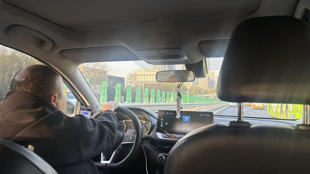 打了辆东风日产轩逸，发动机排量1.2，混动版，司机买来2年多，当时花了12万多，