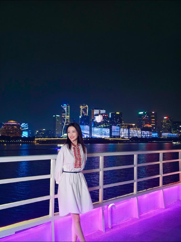 最近佟丽娅在杭州参加表演活动，她这次在一艘船上拍照，看上去像个迷人的仙女。佟