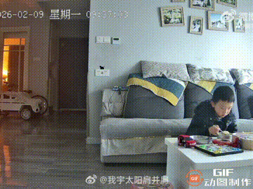 “这孩子必须好好奖励一下！”湖北一个男孩正在吃饭时，突然察觉厨房有火光，于是扭头