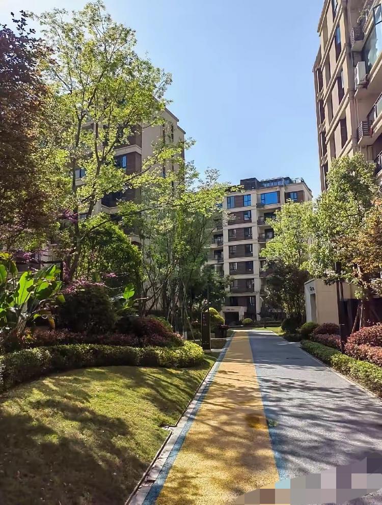 昨天楼上吵架动静超大，警察都来了！婆婆哭说儿子让她滚，警察一句话太通透，直接给老