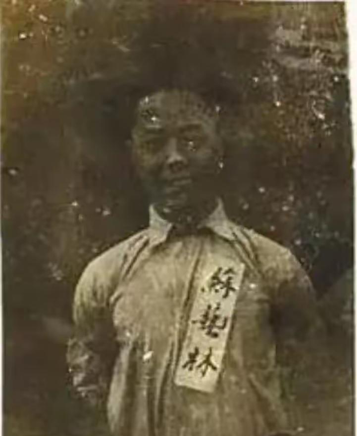 没想到他人生中唯一留下来的照片竟然在刑场上，而且如此的模糊，以至于都看不清他的全