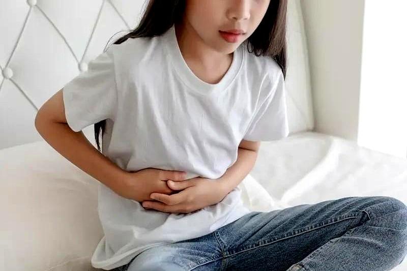 一孕妇去看病，对医生说，我这两天肚子有点不对劲。医生让她躺床上检查，手刚按上