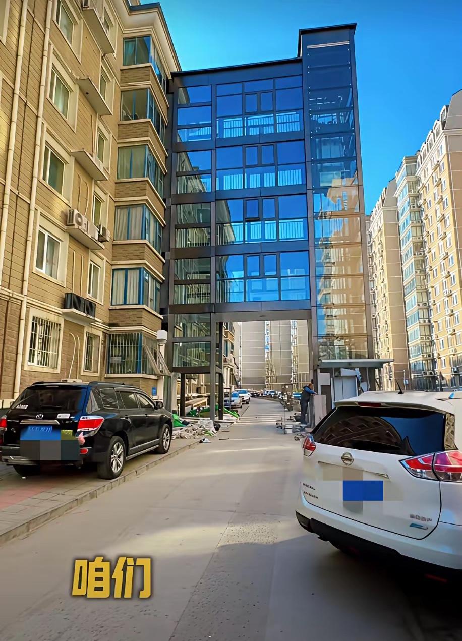 这几年，很多地方都在给老旧小区安装电梯，每个门安装一部电梯。我时常在想，为什么不