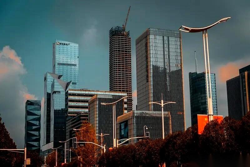 成都高新区的二手房，简直是冰火两重天。这边，时代晶科名苑一套房，业主咣当一下，