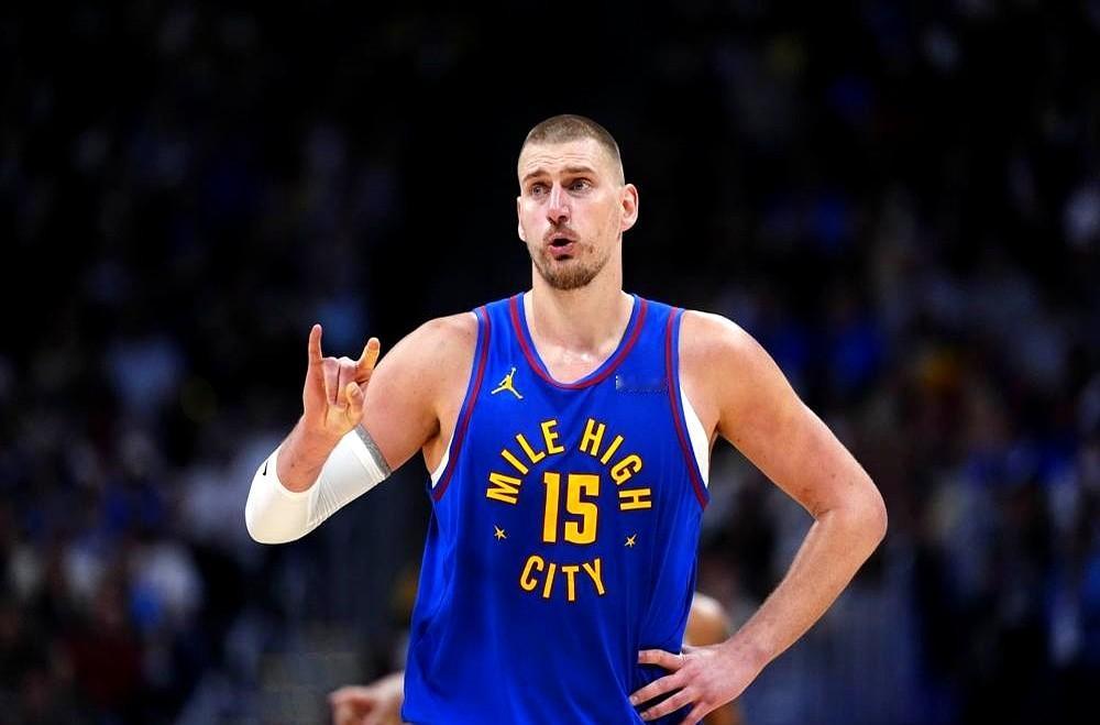 拒绝提前续约，转身就要5年3.5亿！约基奇直接把NBA史上最大合同摆在了掘金面前。上赛季场均26.4