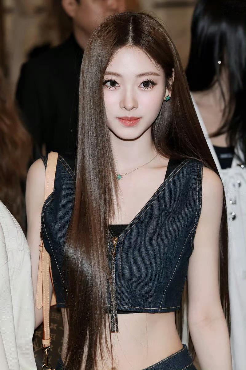 耳朵上的一抹绿衬得这颗水蜜桃脸更美了🍑​​​