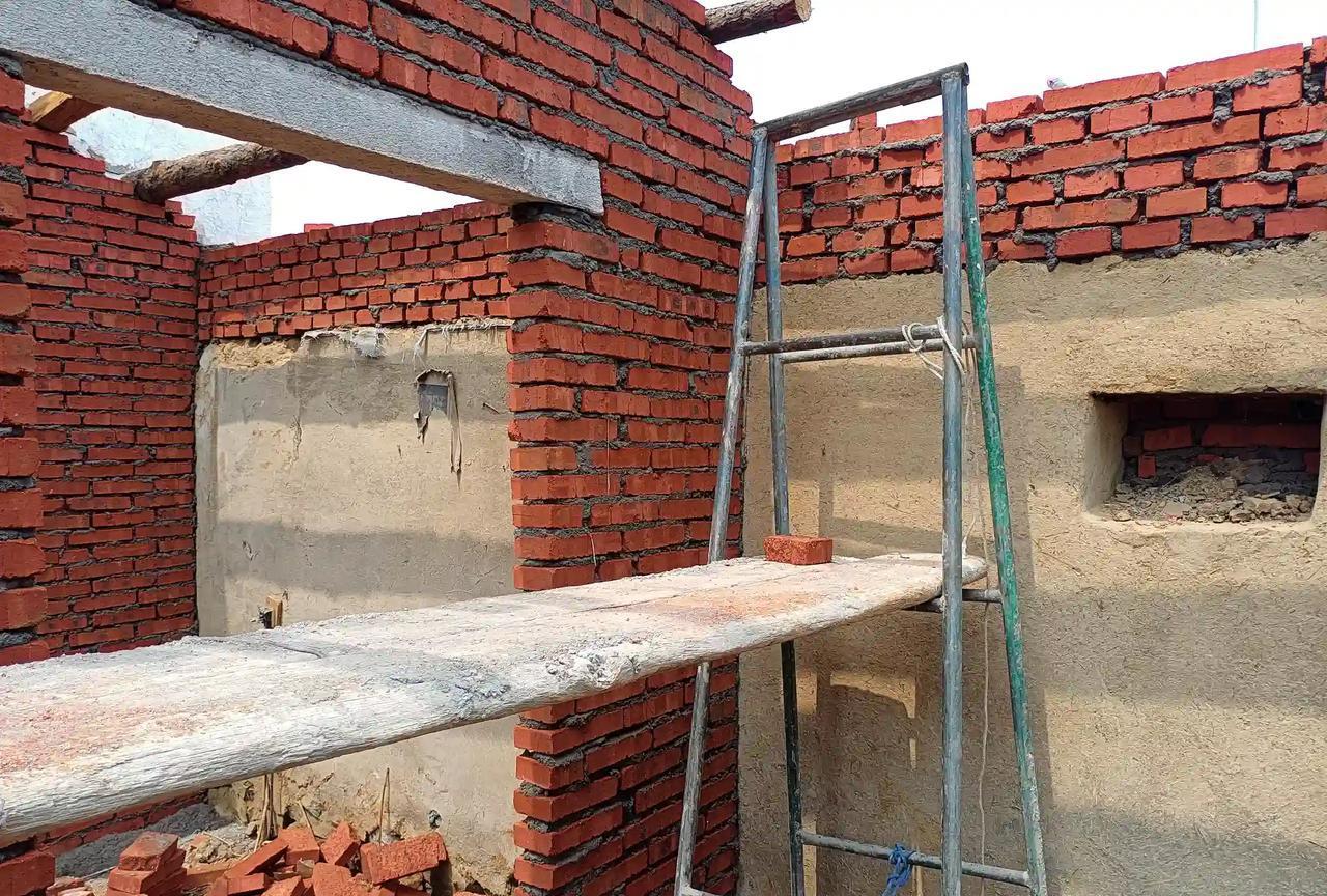 回农村建房，有这么个要求，和上班人员有关同事最近忙着回老家建房，村里说，离开村
