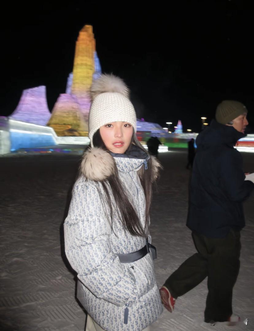 王诗龄冰雪大世界自拍照，看起来裹的严实，其实还是太薄了，看把她冻得，鼻子和嘴都红