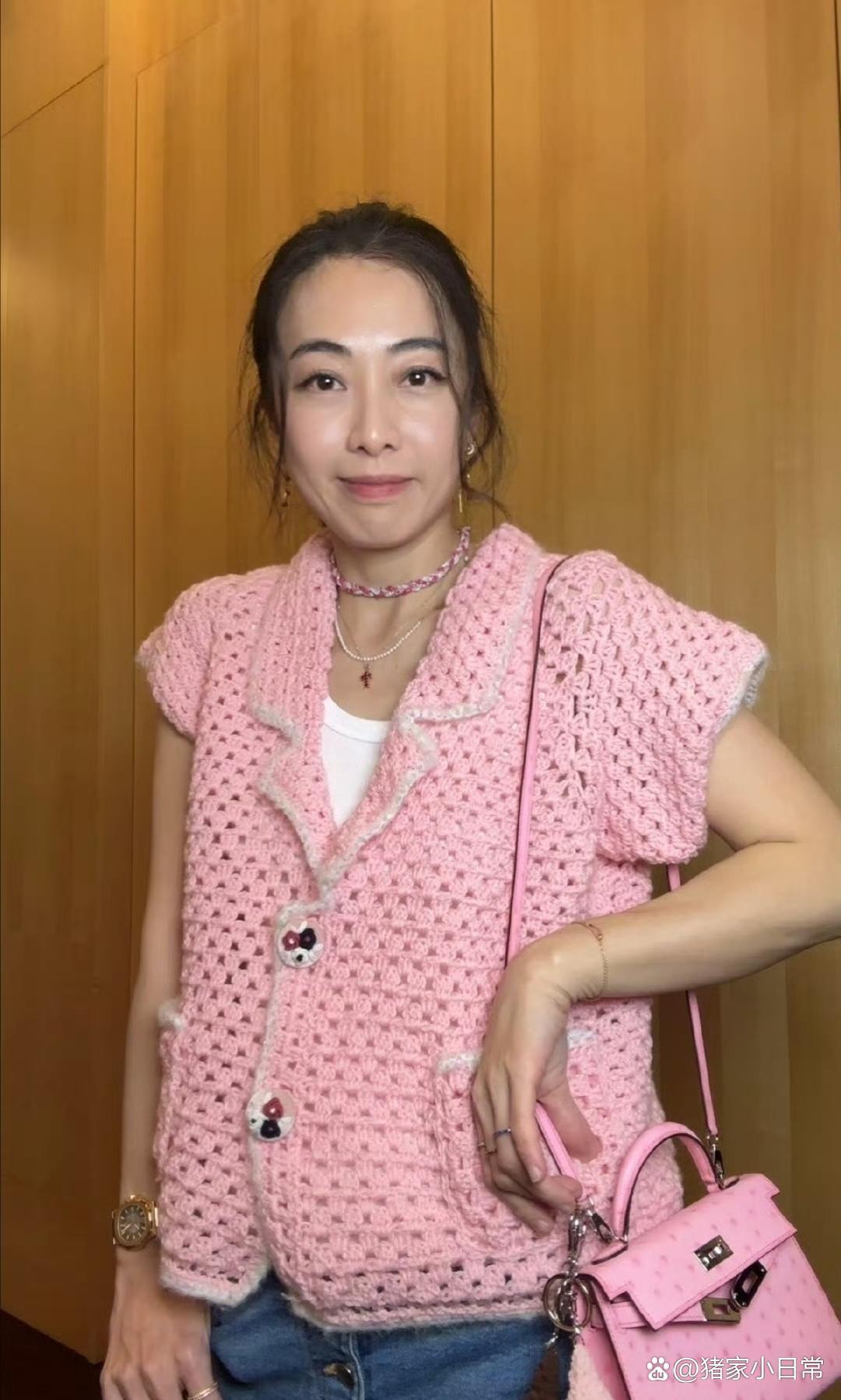 甘比粉色钩织衣服配爱马仕。真豪。