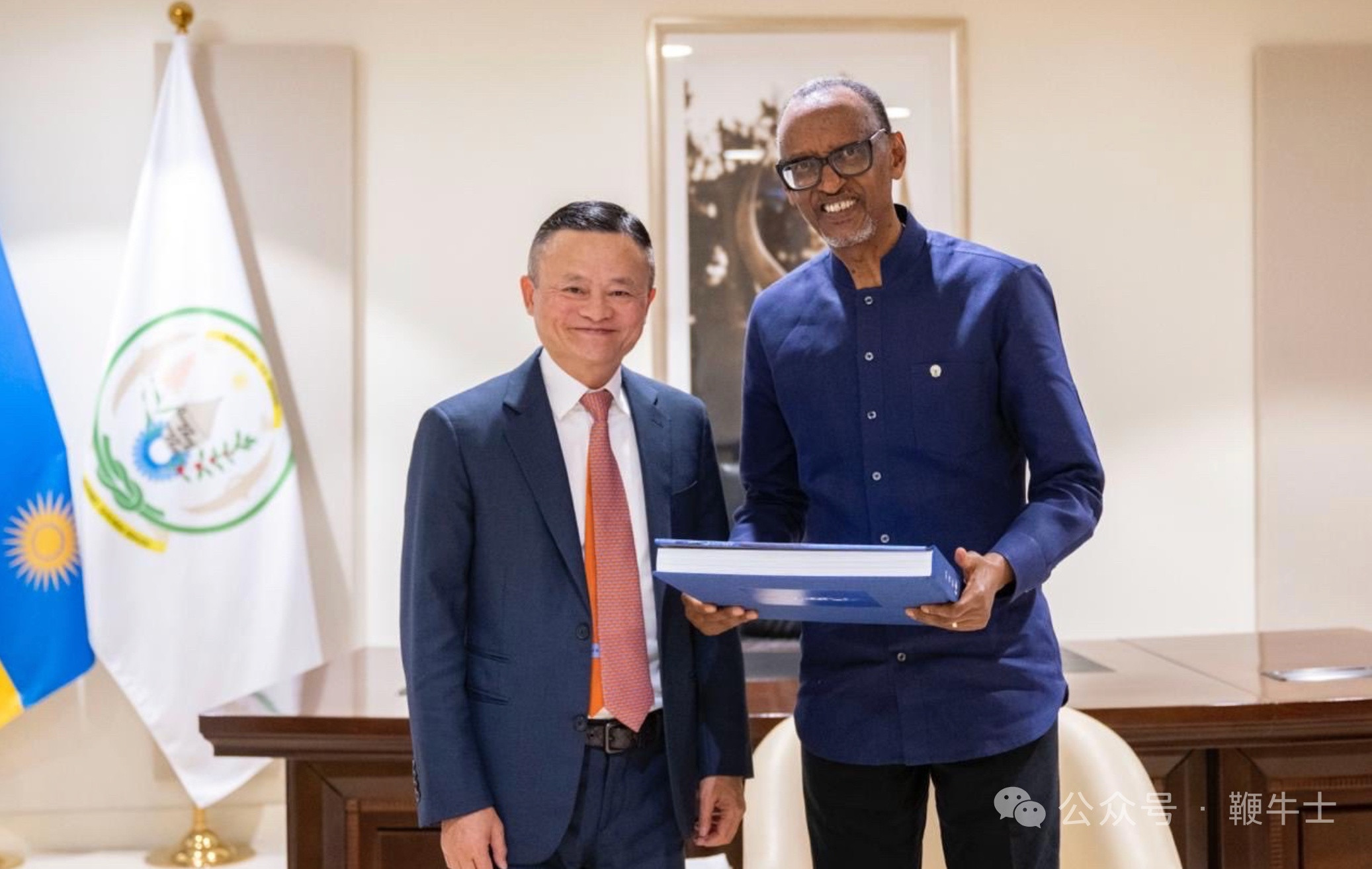 #马云现身非洲帮扶创业者##马云又去非洲了#阿里巴巴马云来到非洲卢旺达首都基加利