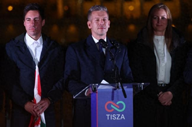 眼看欧尔班刚败选，黑马政党蒂萨党一举拿下议会超三分之二席位，稳稳拿捏执政大权，欧