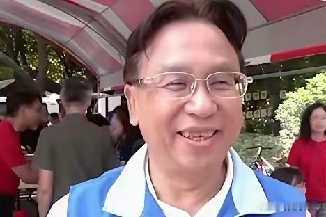 看把魏平政乐得，嘴都合不拢了！公益场合巧碰面，首度同框有互动这场中秋慈善活动是
