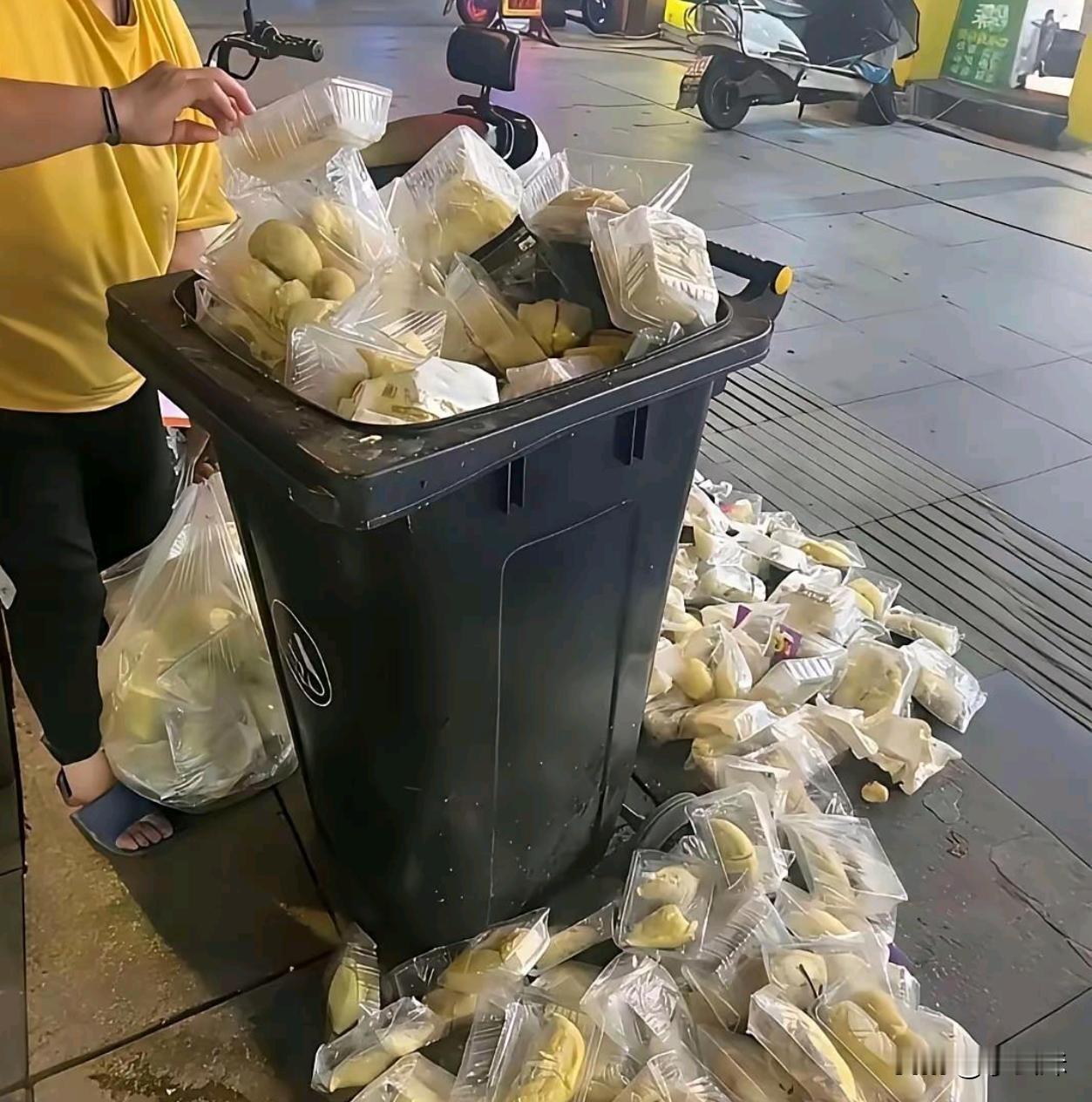 这么多榴莲便宜卖不好吗？非得扔掉