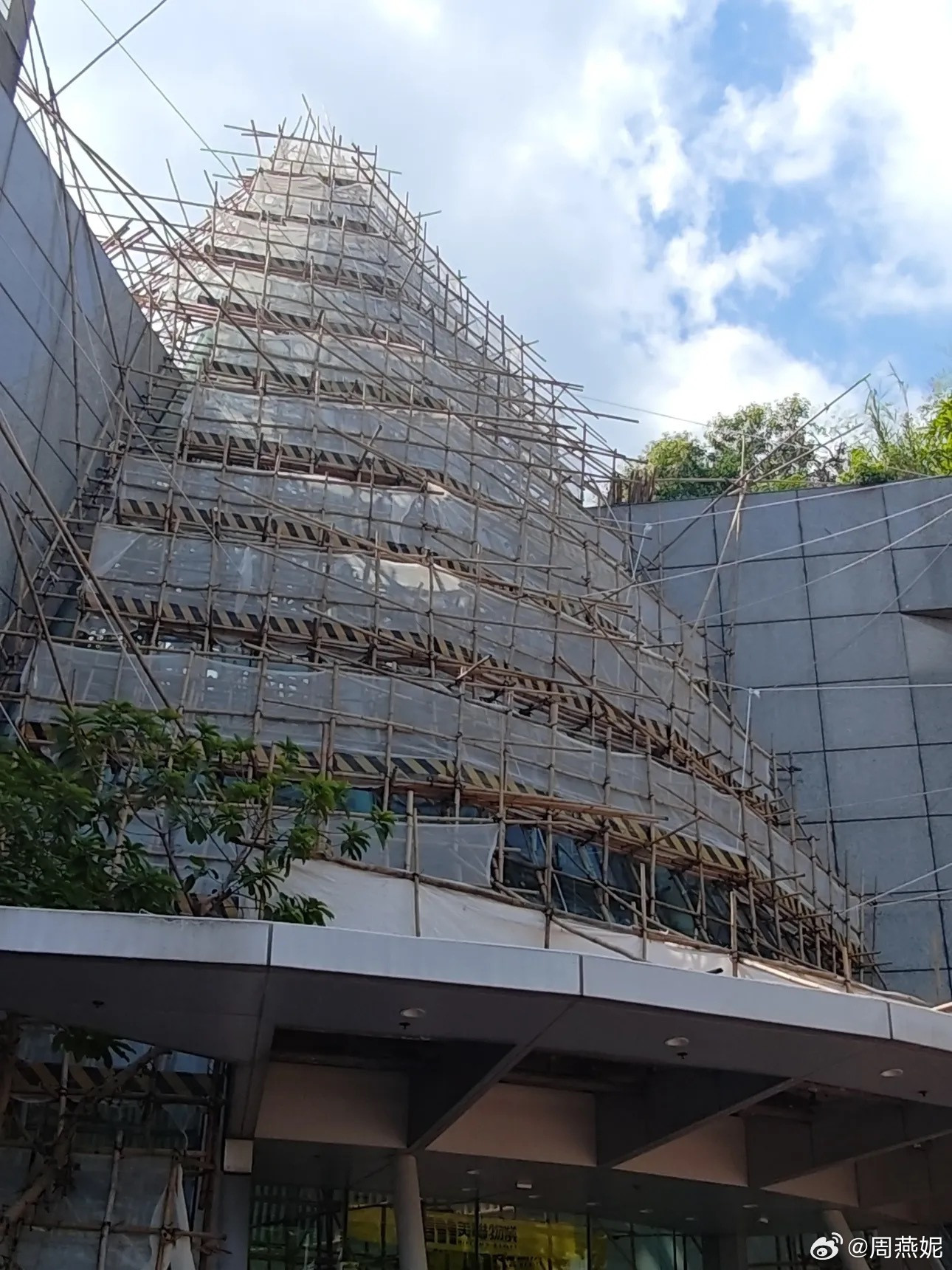 香港搭竹棚都已经搭出艺术感来了，莫名让我想起鸟类筑巢。叹为观止。​​​