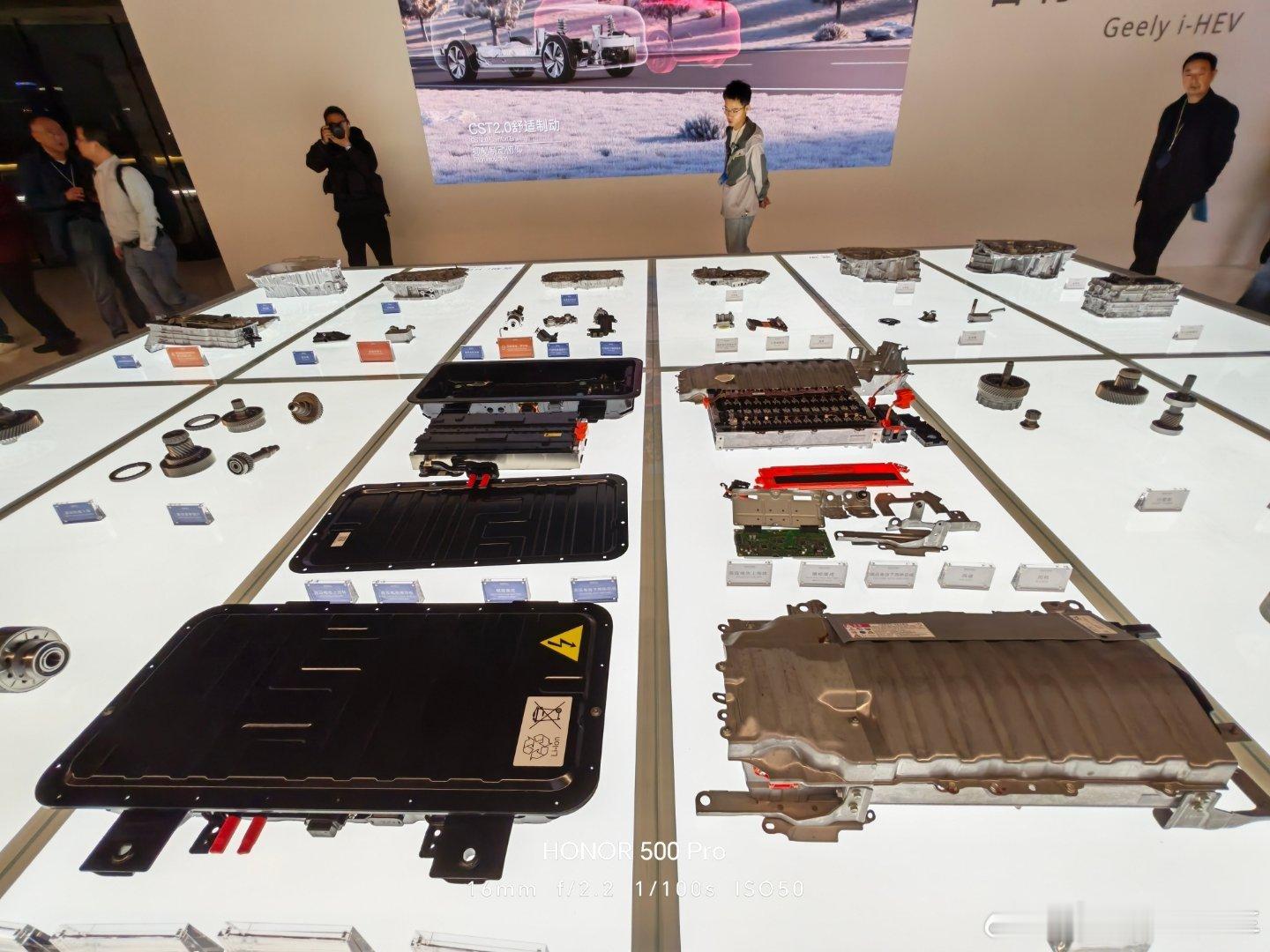 日系混动守了20年的护城河，吉利这次是真要填平了。4月13号，吉利i-HEV智擎