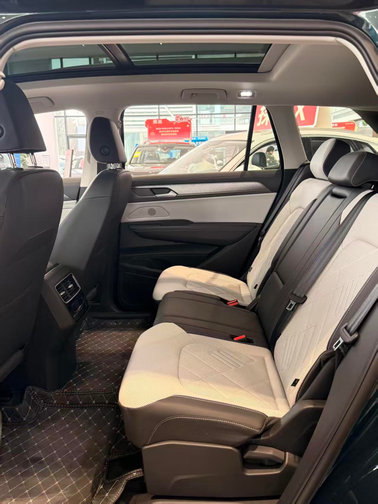 趁着周末特意到店看家用SUV，全新揽巡一出场就成了我的心仪款，销售跟我聊起它的动