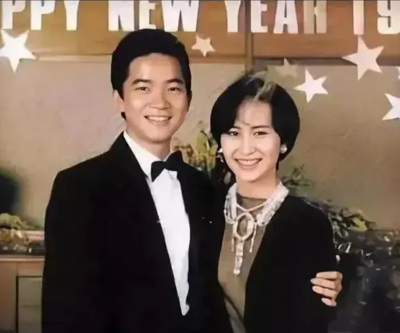 1992年，35岁的陈百强吞食大量安眠药，抢救无效去世。已经嫁给许晋亨的何超琼，