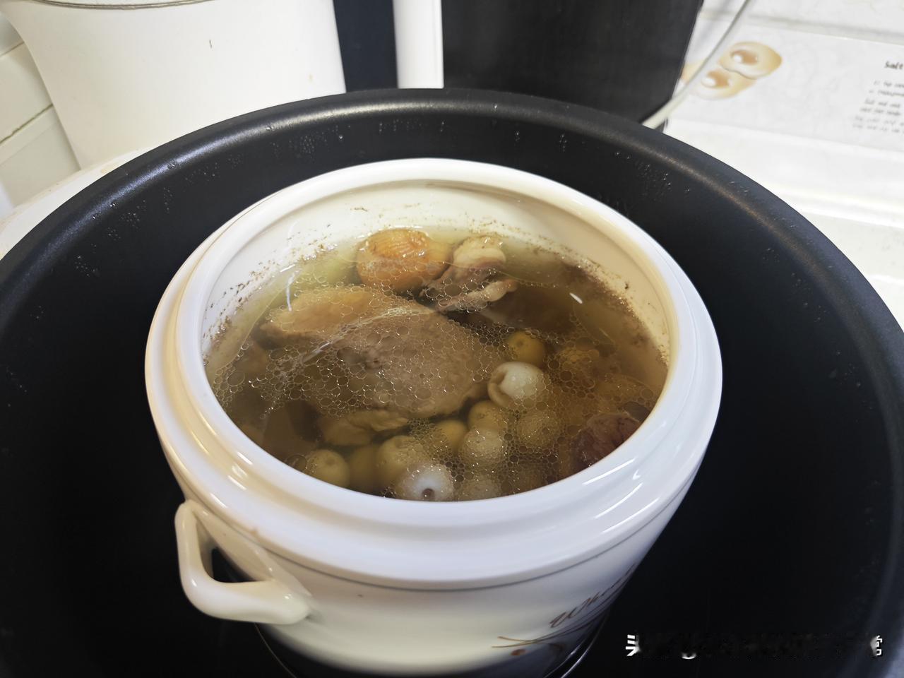 广东同事端出十全大补汤”，外省人这是毒药吧!谁懂啊！刚炖好的莲子猪心汤端到