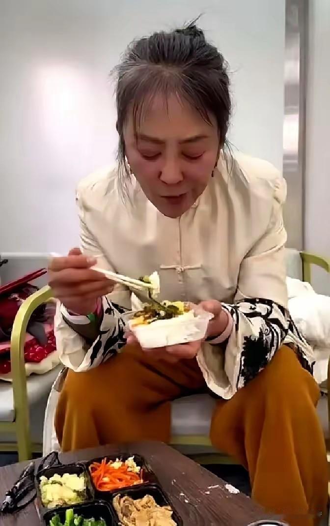 李勤勤，62岁，疯狂接戏，大小角色不挑，片酬多少不问，因为北京郊外铁丝网围起的大