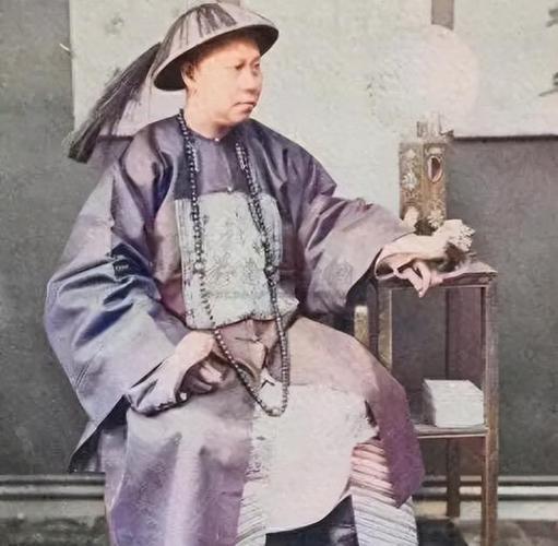 [鼓掌]沈葆桢巡视船厂，见一学徒造船从不看图。沈葆桢退堂后悄悄对属下说：给他一