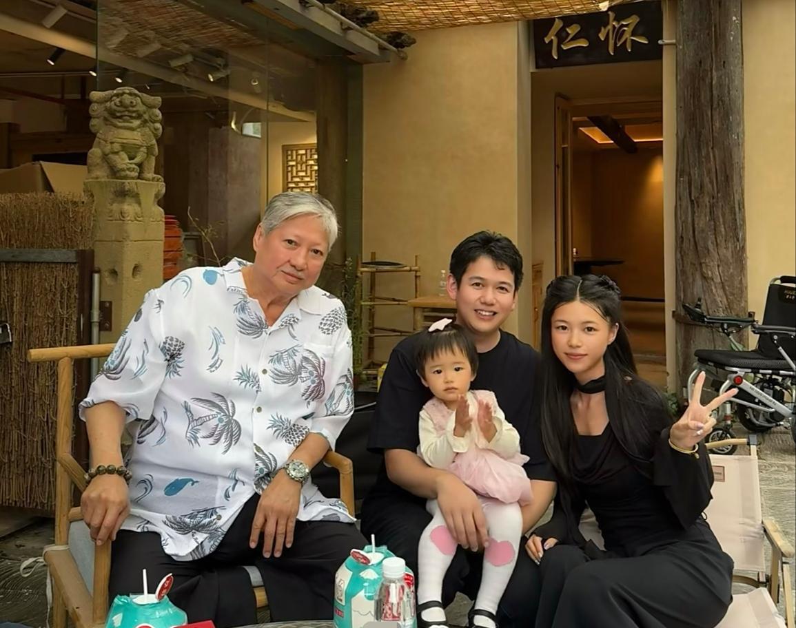 75岁洪金宝在中秋节假期到云南旅游，他的头发几乎全白了，脸色红润，面相好慈祥，气