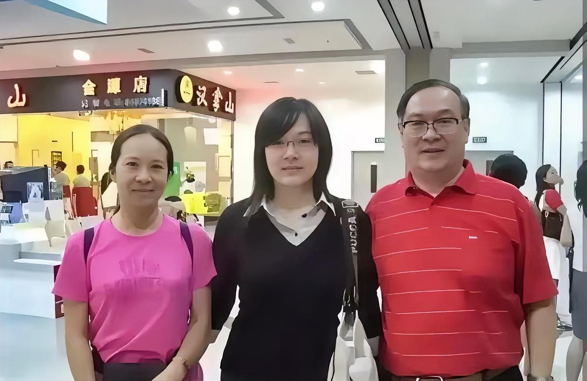 蒯先生一家三口的合影。他和妻子罗晓波，一个是清华大学毕业，一个是北京大学毕业。1