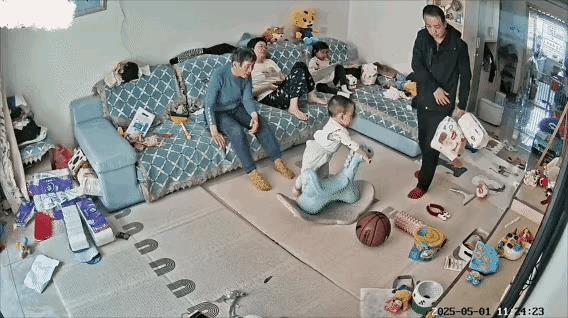 这奶奶是真爱孩子，喜欢孩子的人，有责任心，眼睛都没离开过孩子[赞]