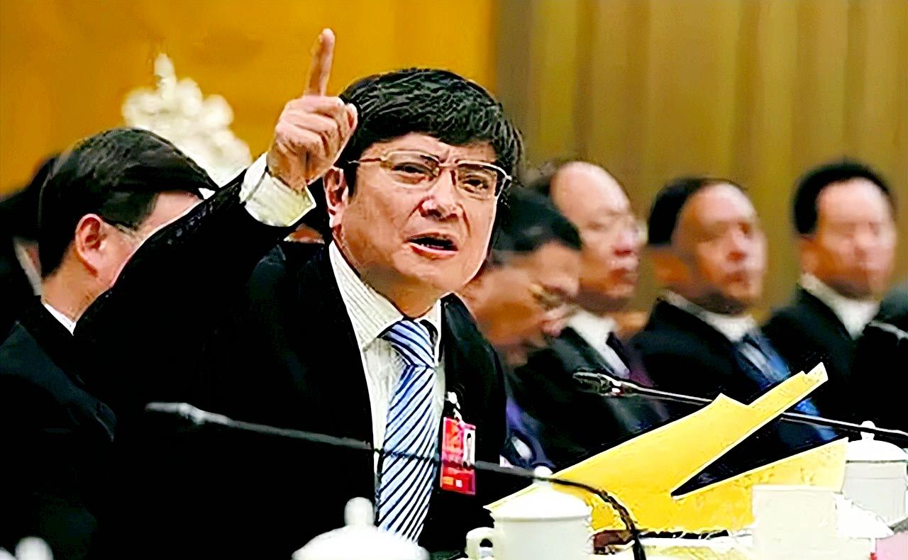 “网红校长”郑强到西部某大学参加校庆时，三天内无人接待，只有在食堂吃饭的时候引起