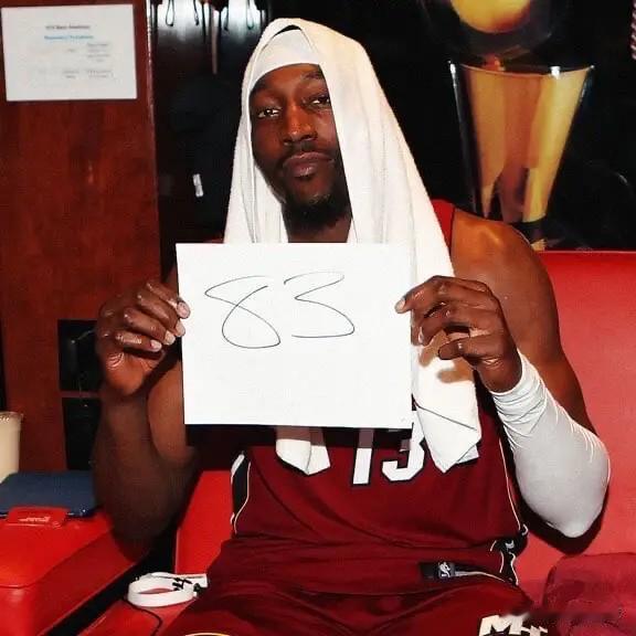 阿德巴约真冤啊NBA官方今日公布了本赛季的最佳阵容，数据媒体Underdog