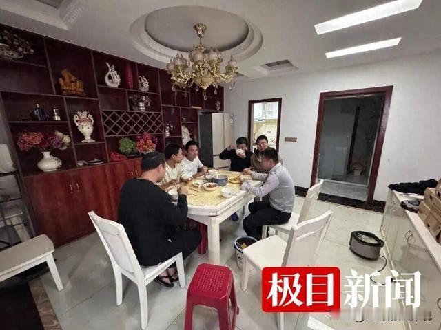 太坑了！贵州贵阳，花果园小区，一群大龄单身男子，挤在一间出租屋里，他们分摊房租、