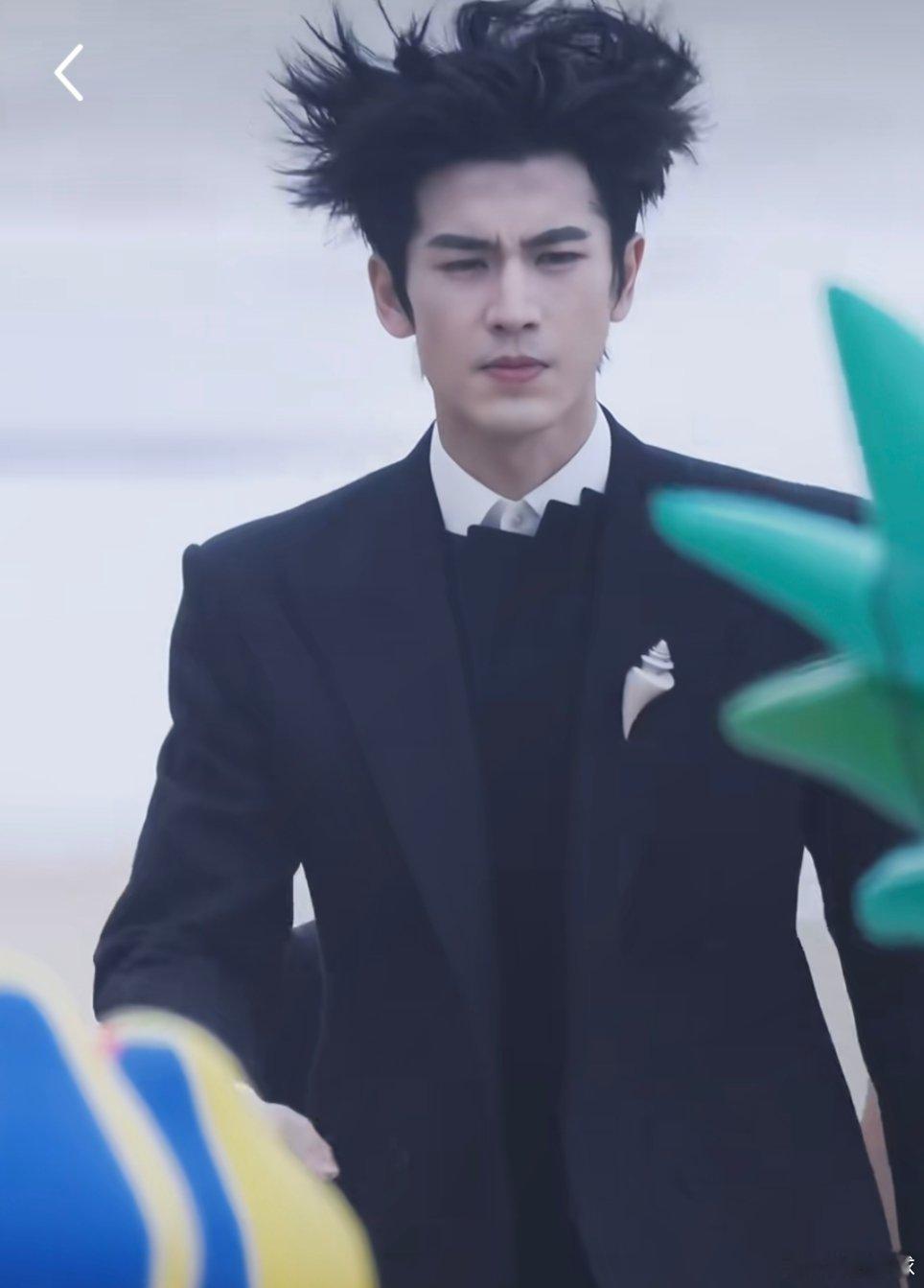 ELLE红毯真的笑不活了，给张凌赫吹成海胆了[大笑][大笑][大笑]​​​