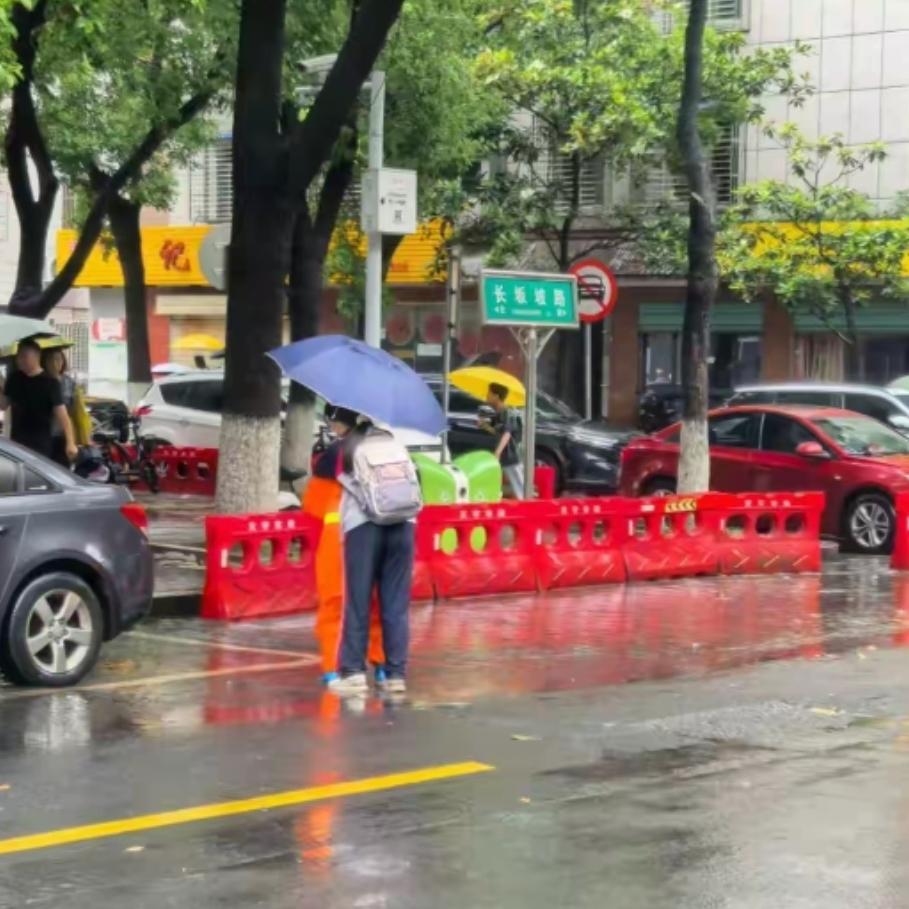 5月18日清晨，湖北荆门的一场暴雨，让一条普通的街道变成了浑浊的“小河”。眼看上