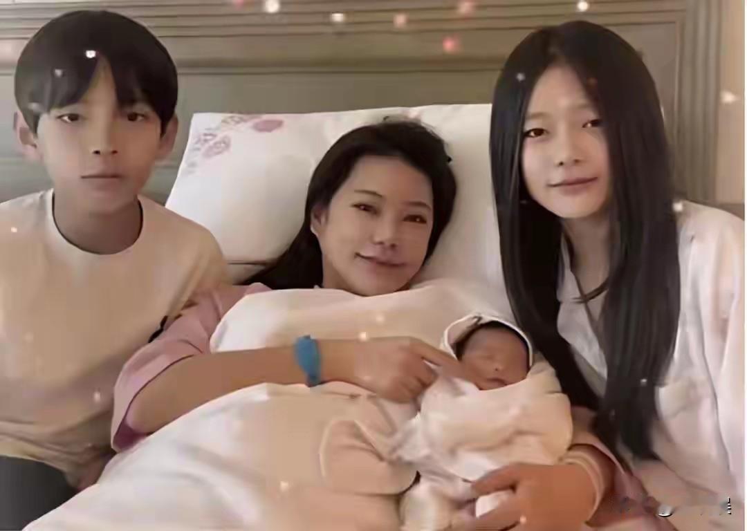 月子中心中马筱梅与三个孩子的合影照，看得我有些想哭的感觉，不是伤心，而是被深深地