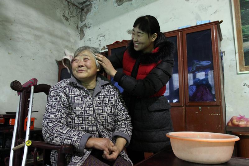 哎呀，我可真是头疼！婆家被我全得罪光了，娘家呢，又被我老公得罪得彻彻底底。这下可