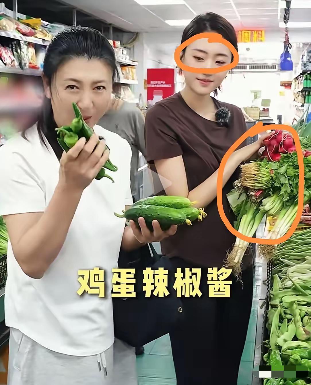 闫学晶塌房哪是意外，分明是德行跟不上名气的必然结果！菜市场买菜让儿媳妇扛满东