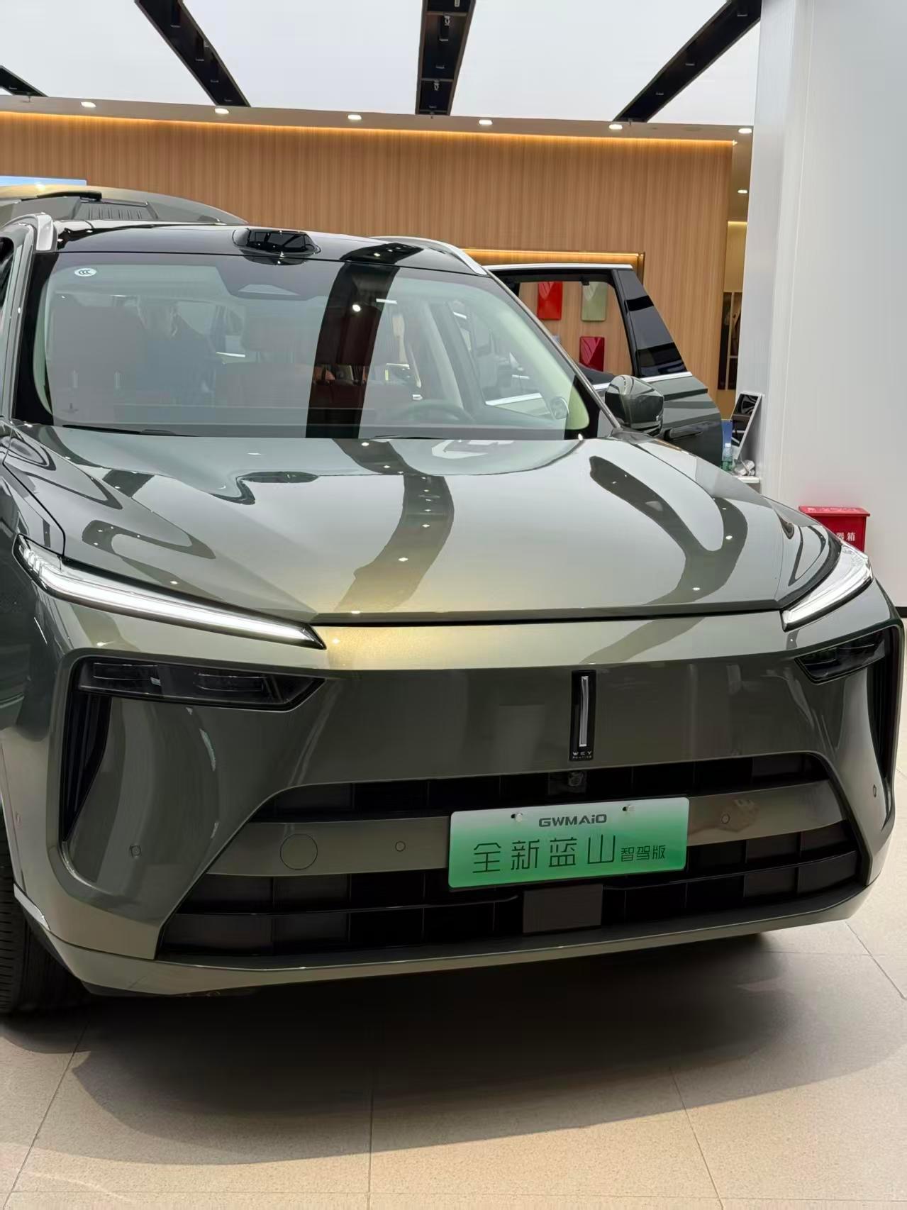 副驾零重力座椅带一键舒躺，配合小桌板，午休神器。