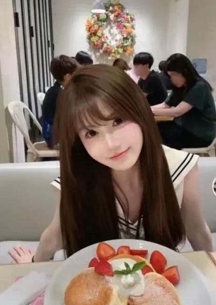 王思聪在日本，身边的女孩已经不是懒懒，但是和懒懒也是同一种风格。这些女孩为什么