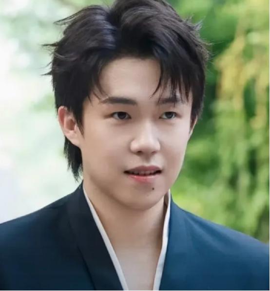王一博捐200万，一点都不意外； 林俊杰捐200万，也觉得再正常不过。 