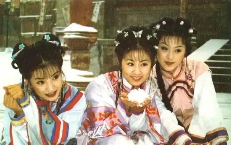 重温《还珠格格》，突然觉得紫薇才是女一号，不管从穿衣打扮还是台词输出，紫薇都是妥