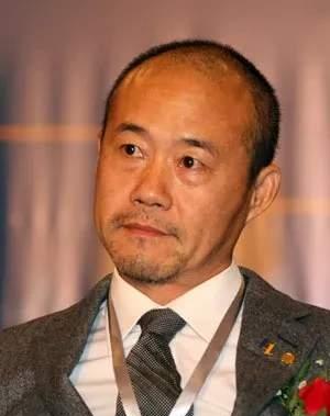 以前的王石绝对是个枭雄，那种霸气绝不是一般人能拥有的，可以用霸气侧漏来形容！可