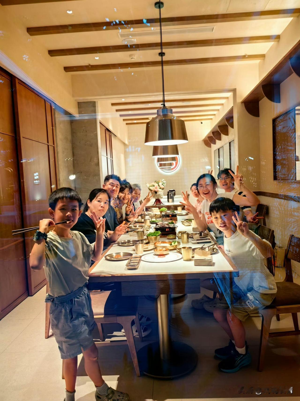李艾全家与朋友聚餐为老公庆生！7月16日凌晨，李艾晒出一张聚餐照，并且配文：“