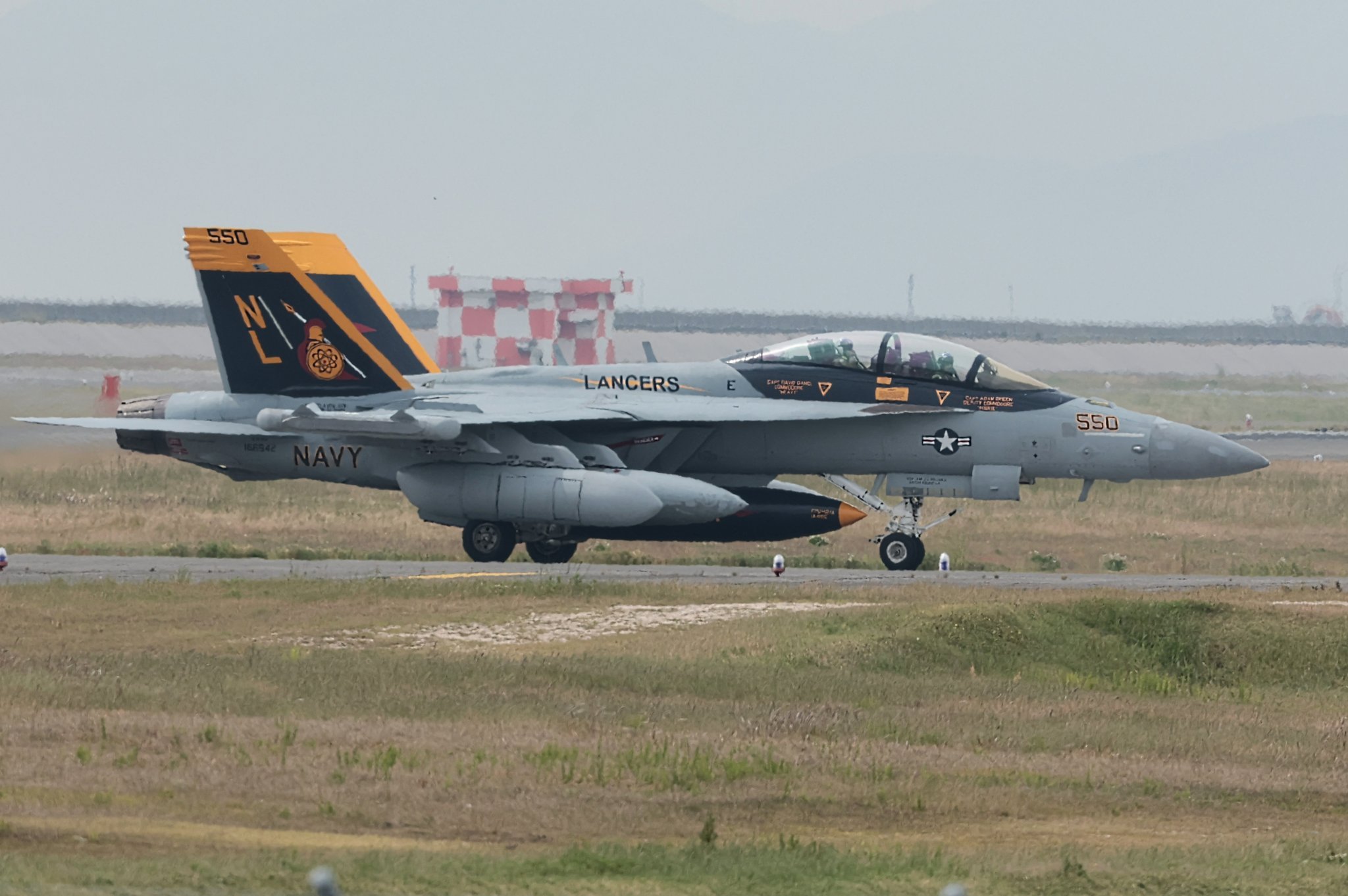 VAQ-131中队旗下编号NL550的彩绘垂尾咆哮者​​​