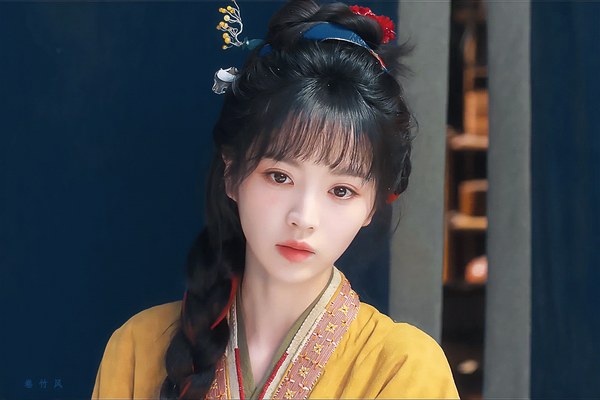 卢昱晓的吹美貌稿点开，已美颜+找角度，但大脸阔鼻小眼睛，随便看个长得还行的95花