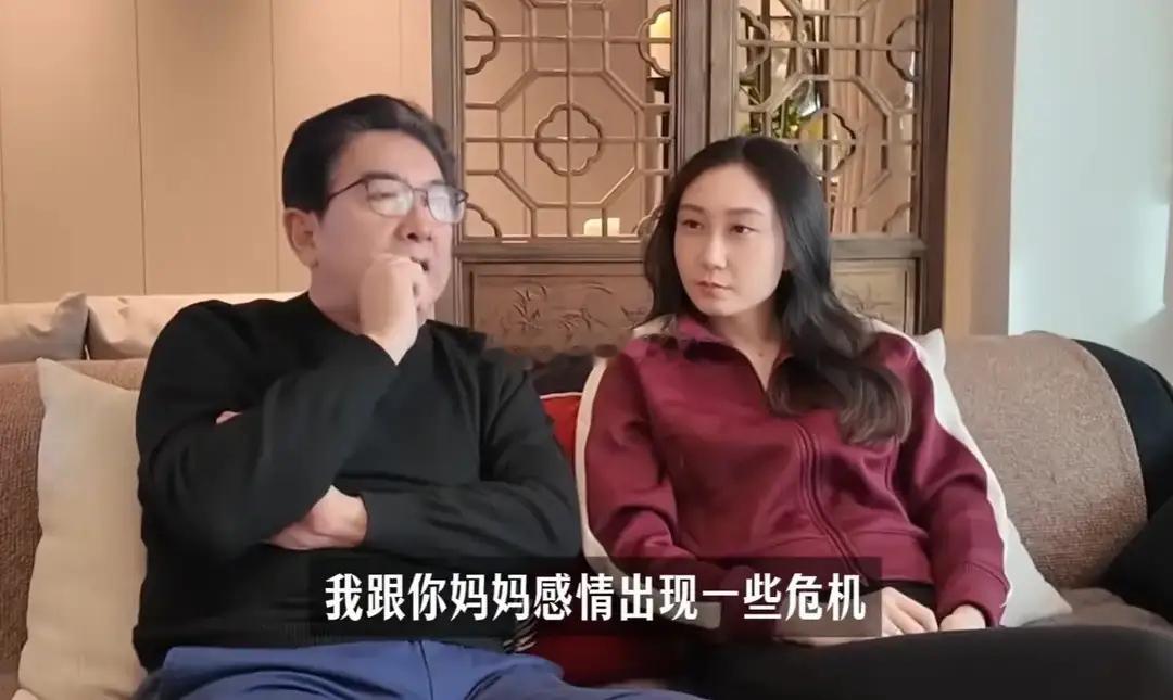 前央视主持人水均益,曾在《东方时空》《焦点访谈》担任记者、编导与主持人,还斩获第